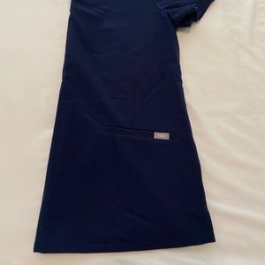 Figs Casma 3 Pocket Top